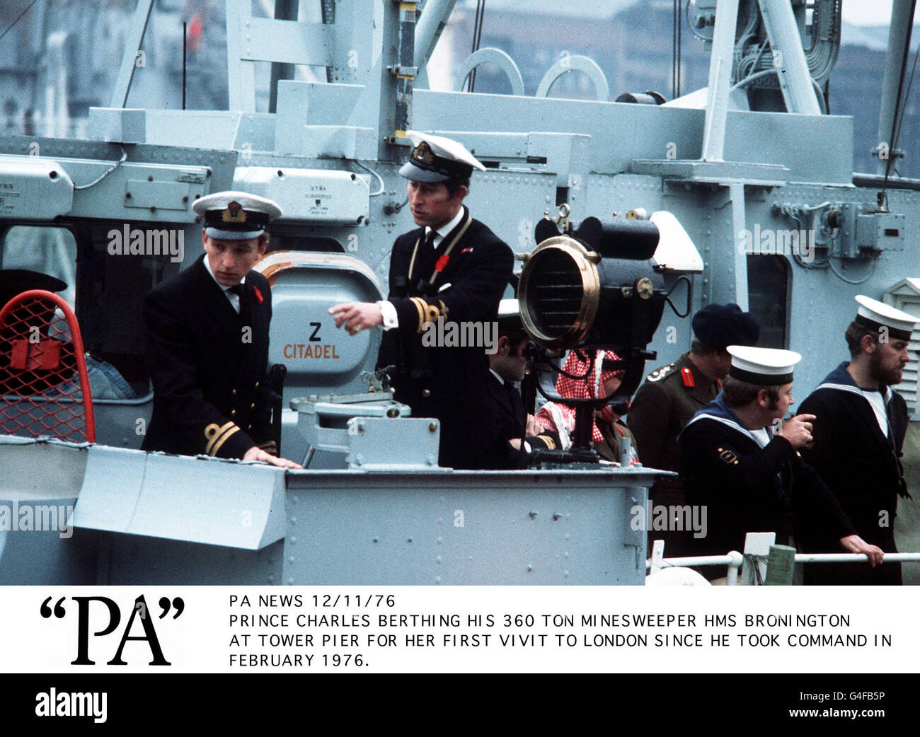 PA NEWS 12/11/76 LE PRINCE CHARLES BERTHING SON MINESWEEPER DE 360 TONNES HMS BRONINGTON À TOWER PIER POUR SA PREMIÈRE VIE À LONDRES DEPUIS QU'IL A PRIS LE COMMANDEMENT EN FÉVRIER 1976. Banque D'Images PA NEWS 12/11/76 LE PRINCE CHARLES BERTHING SON MINESWEEPER DE 360 TONNES HMS BRONINGTON À TOWER PIER POUR SA PREMIÈRE VIE À LONDRES DEPUIS QU'IL A PRIS LE COMMANDEMENT EN FÉVRIER 1976. Banque D'Images