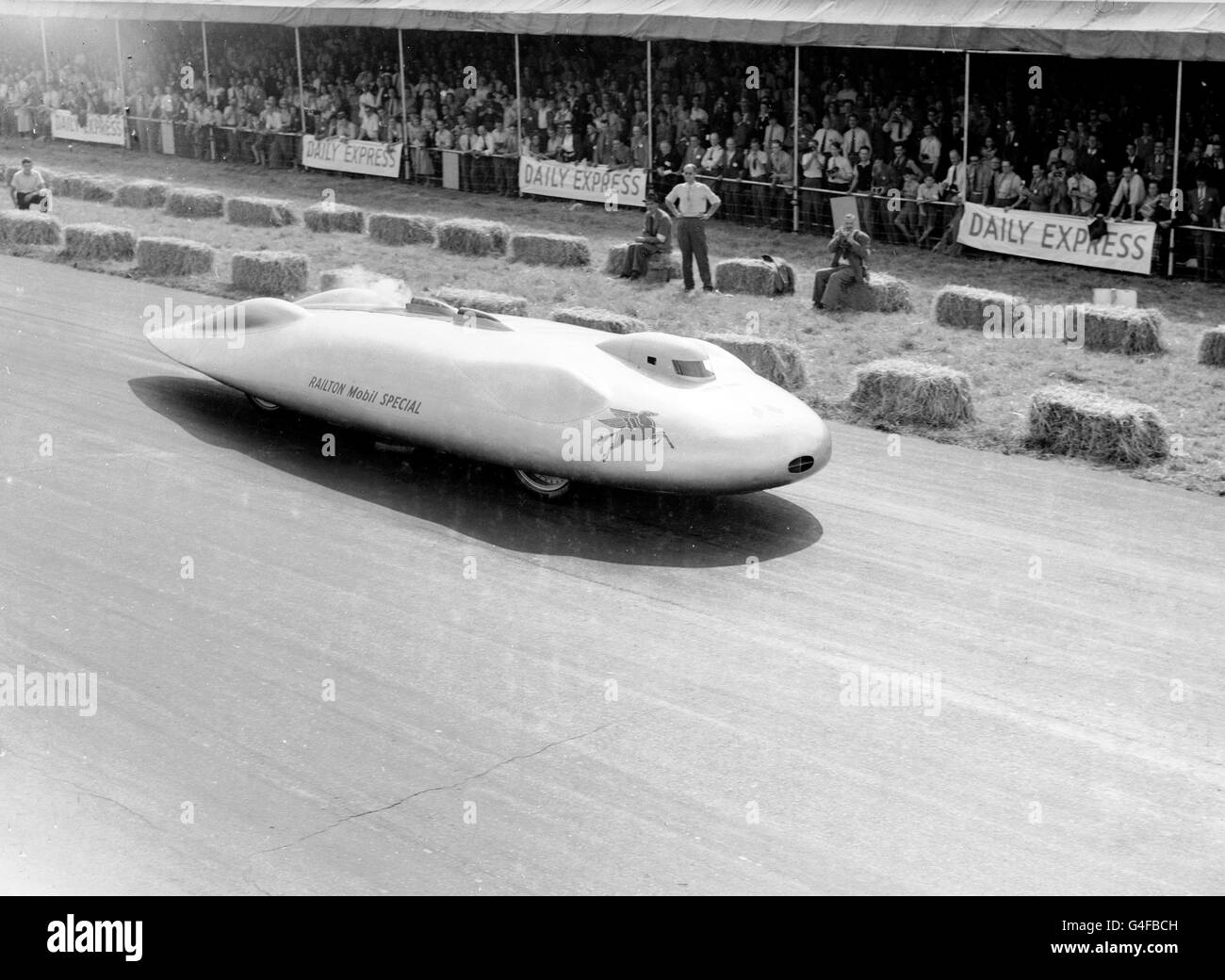 John Cobb's Railton Mobil Special lors d'une démonstration de Silverstone.Le 16 septembre 1947, Cobb a atteint une moyenne de 394.19 mi/h pour atteindre le record mondial de vitesse terrestre. Banque D'Images