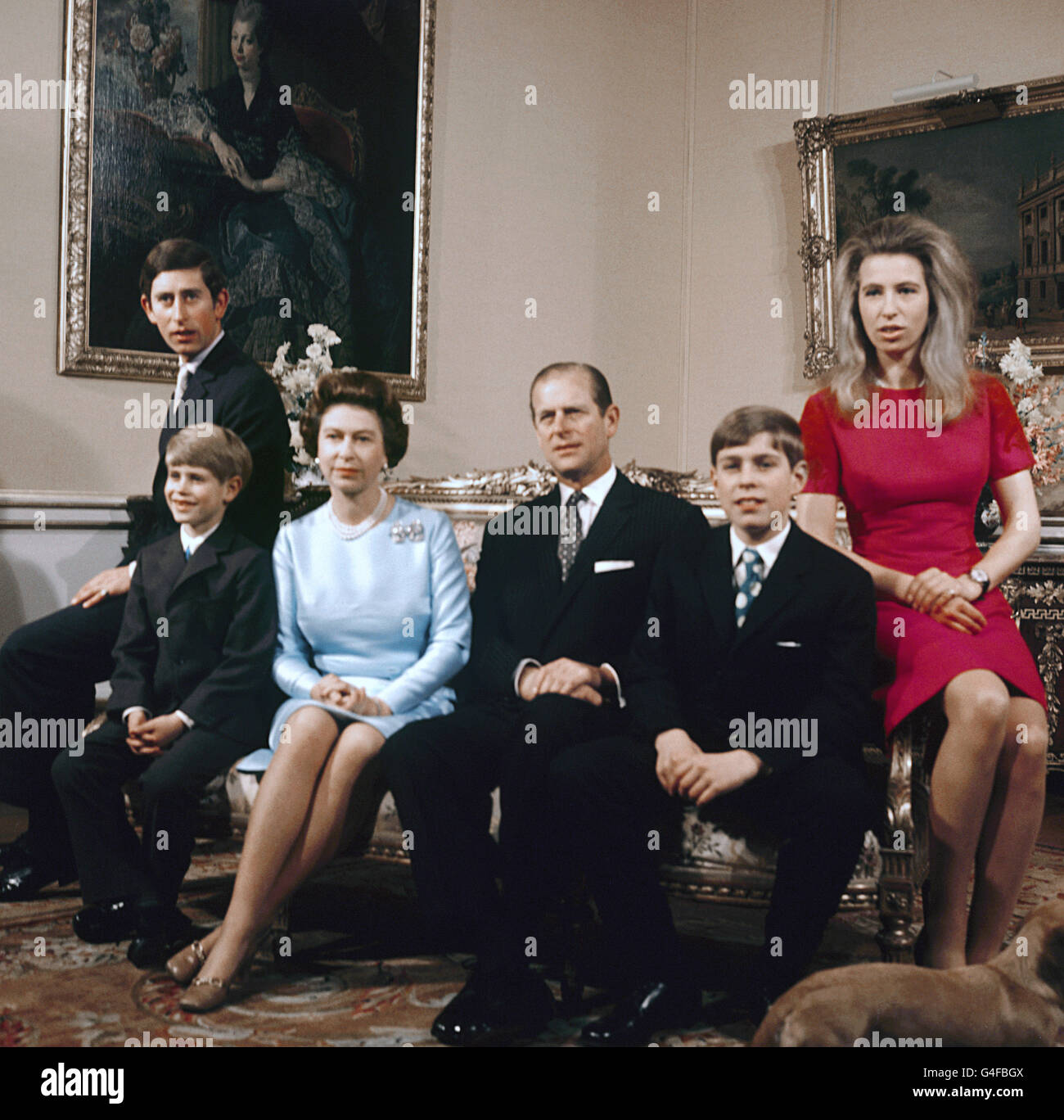 La famille royale à Buckingham Palace, Londres.De gauche à droite : Prince Charles, Prince Edward, Reine Elizabeth II, duc d'Édimbourg, Prince Andrew et princesse Anne Banque D'Images