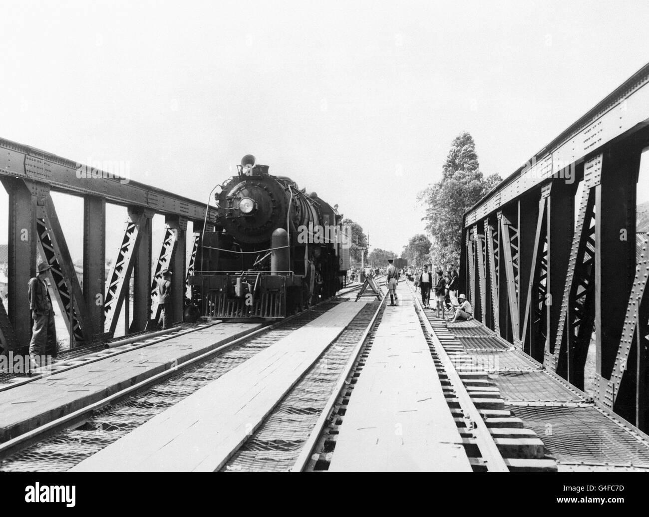 Une locomotive traverse le pont ferroviaire de Lo Wu entre les territoires britannique et de Hong Kong.Les agents des frontières supervisent l'immigration dans les territoires britanniques en arrière-plan Banque D'Images