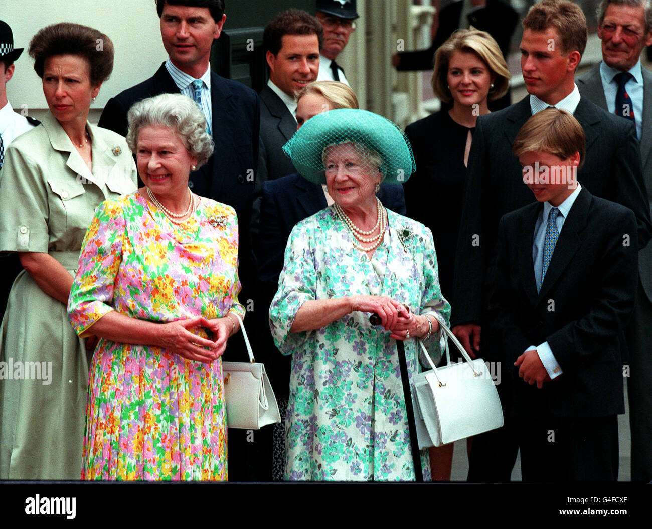La famille royale se réunit à l'extérieur de Clarence House à l'occasion du 94e anniversaire de la reine mère. Banque D'Images
