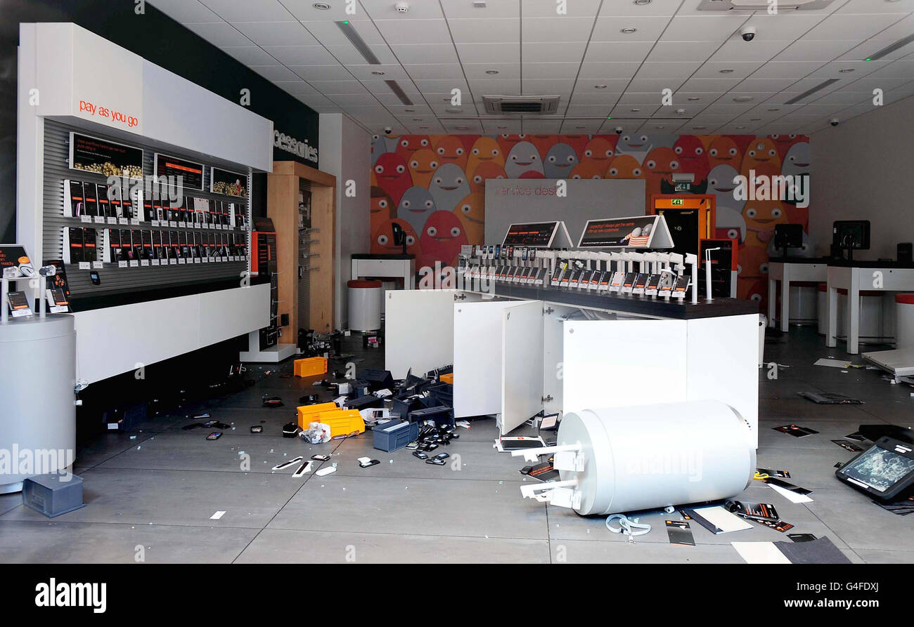 Une vue générale des dommages causés à un magasin Orange près du centre commercial Bullring de Birmingham après qu'il ait été pillé la nuit dernière. Banque D'Images