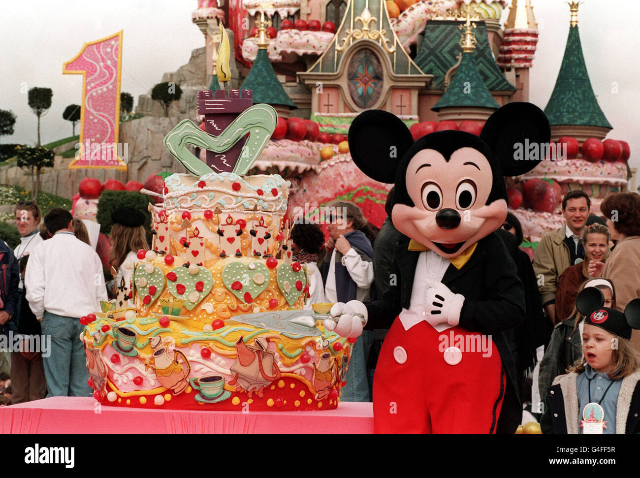 Pa News Photo 12 4 93 Mickey Mouse Avec Le Premier Anniversaire Gateau A Euro Disney A Paris Photo Stock Alamy