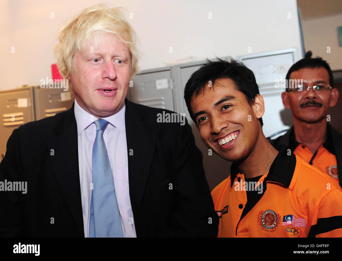 Le maire de Londres Boris Johnson est vu avec l'étudiant malaisien Ashraf Rossli aux Championnats du monde de badminton à Wembley Arena, Londres. Banque D'Images