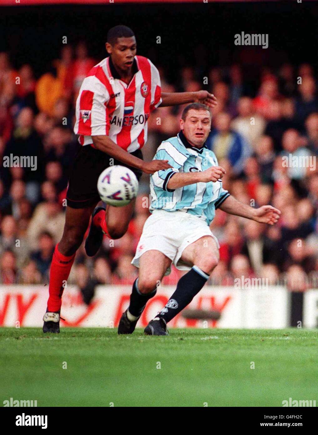 Le Carlton Palmer de Southampton (à gauche) ferme sur Paul Gascoigne de Middlesbrough pendant le match de Carling Premiership à la Dell cet après-midi (samedi). Photo de Ben Curtis/PA Banque D'Images