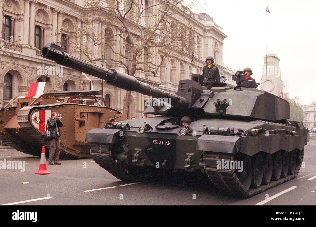 Un Challenger 2 moderne passe devant son prédécesseur de la première Guerre mondiale, Mark V 1918, alors que le Royal Tank Regiment tient son service de commémoration annuel au Cenotaph, à Londres aujourd'hui (dimanche). La cérémonie, marquant le 80e anniversaire de la fin de la Grande Guerre, est la première fois que des chars de l'armée britannique sont vus à Whitehall depuis le défilé de la victoire de 1919. Photo de Tony Harris/PA Banque D'Images