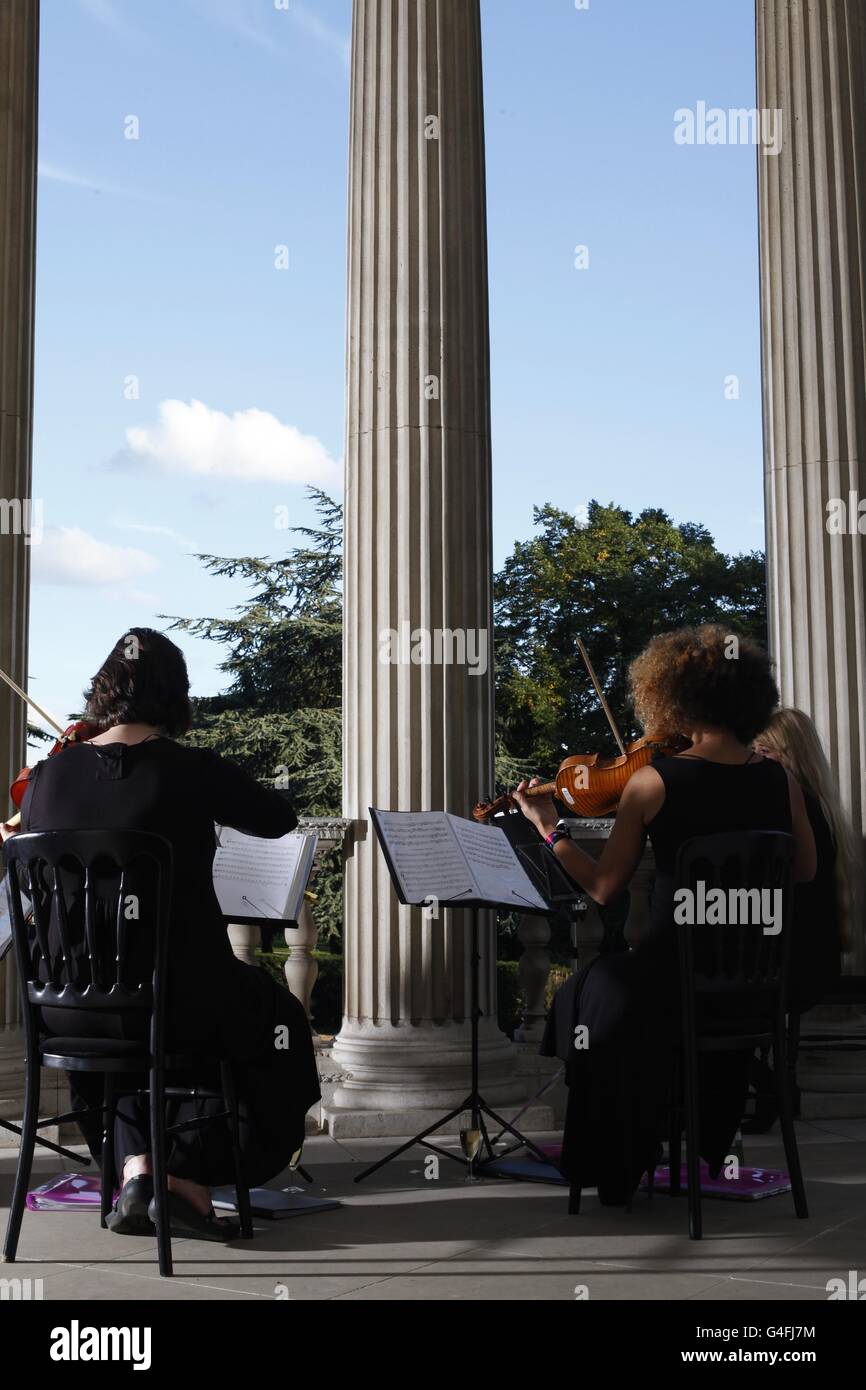 Un quatuor à cordes divertira les arrivées lors de l'American Express Symphony at the Park, qui s'est tenu sur le terrain de Chiswick House, à Londres, à l'occasion du 80e anniversaire des studios Abbey Road. Banque D'Images