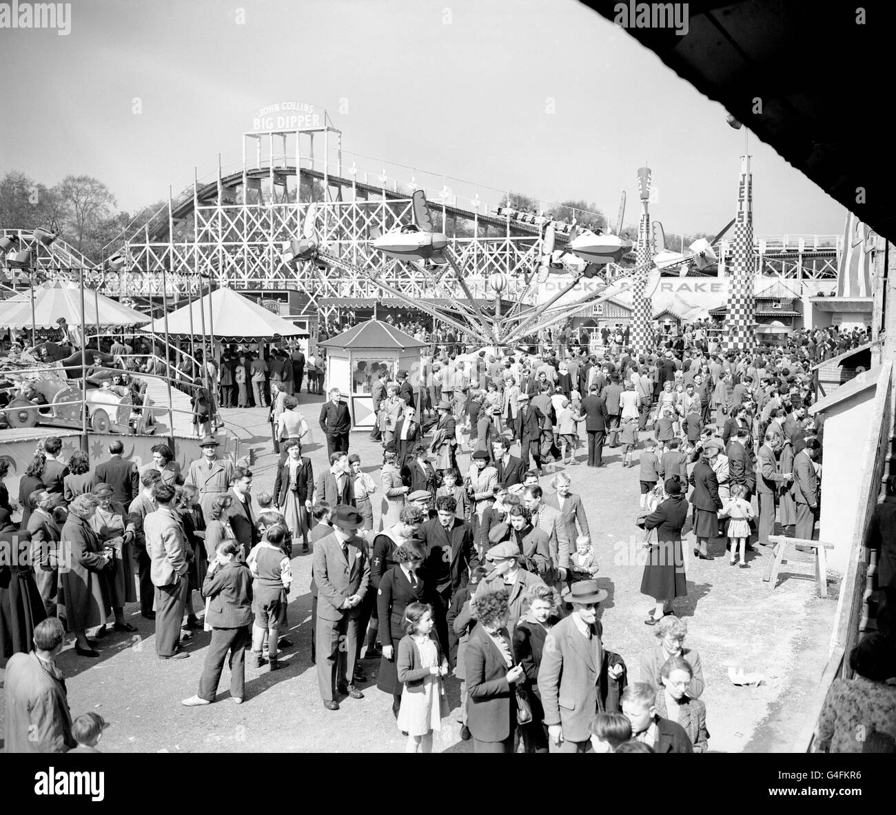 La foule remplit la foire d'amusement Festival Gardens à Battersea Park, Londres, pendant le Festival of Britain Banque D'Images