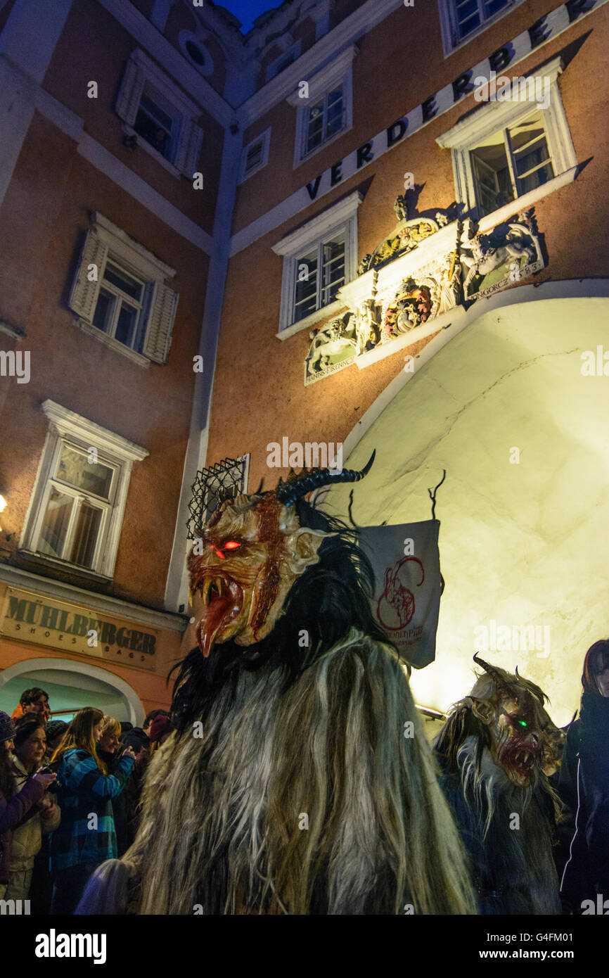 Procession avec Perchtenlauf masque au square Krampus Hauptplatz, maison Verderberhaus, Autriche, Niederösterreich, Autriche, W Banque D'Images