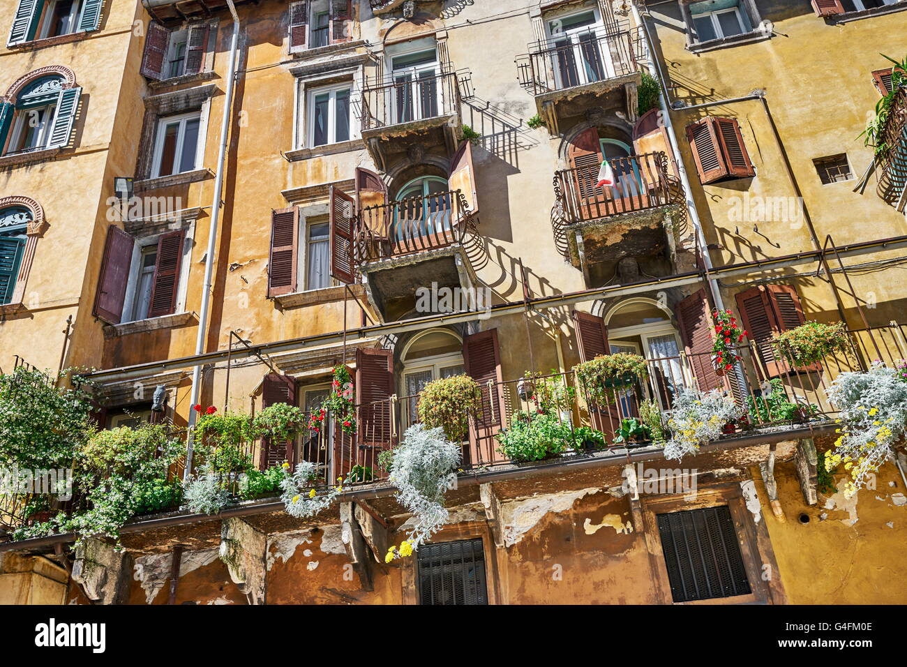 Piazza delle Erbe, la vieille ville de Vérone, Vénétie, Italie Banque D'Images