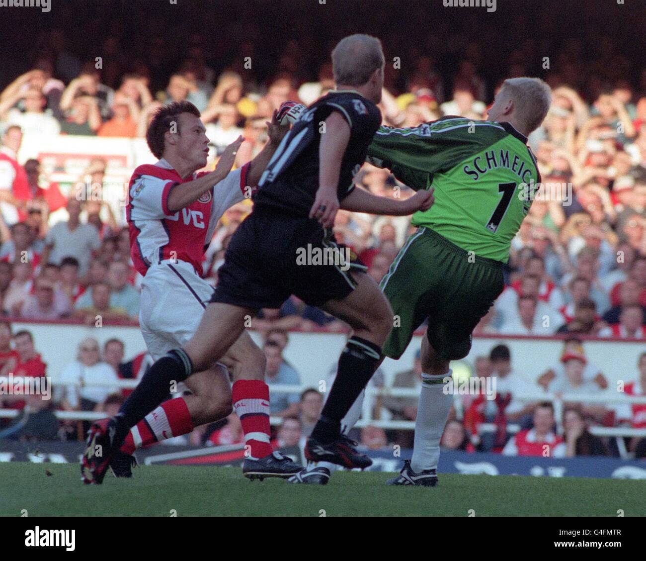 Le nouveau garçon d'Arsenal, Fredrik Ljungberg, remballe le gardien de but de Manchester United, Peter Schmeichel, lors de la victoire de cet après-midi (dimanche) 3-0 sur Manchester United à Highbury. Photo de Tony Harris/PA. Banque D'Images