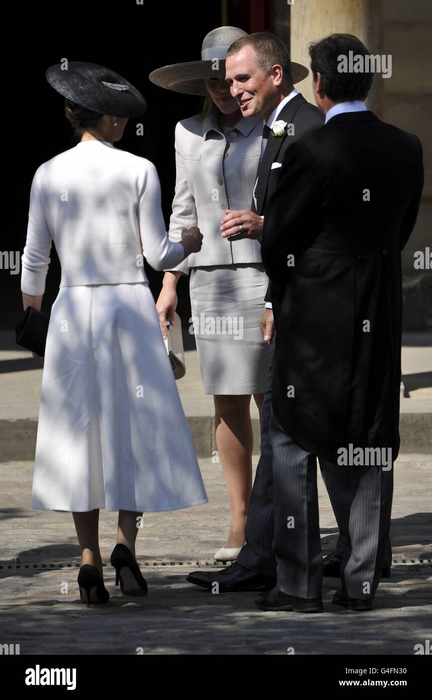 Les clients arrivent avant le mariage de Zara Phillips, la petite-fille aînée de la reine Elizabeth, et du capitaine de rugby de l'Angleterre Mike Tindall, à Canongate Kirk, à Édimbourg, en Écosse, le 30 juillet 2011. REUTERS/Dylan Martinez (GRANDE-BRETAGNE - Tags: ROYALS ENTERTAINMENT SOCIETY) Banque D'Images