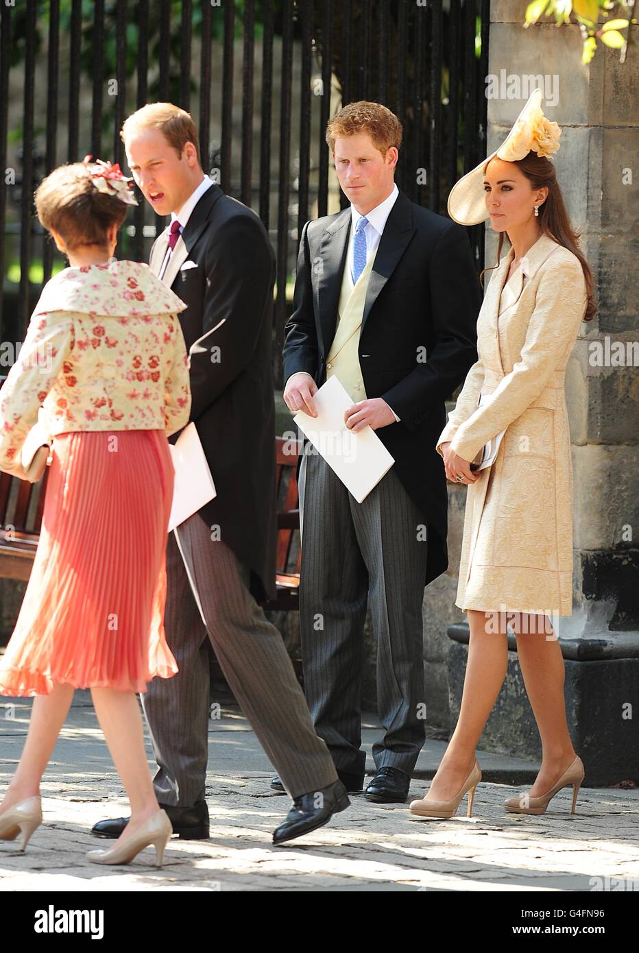 La princesse Anne, le prince Harry, le prince William, le duc de Cambridge  et Catherine, la duchesse de Cambridge quittent Canongate Kirk sur le Royal  Mile d'Édimbourg après le mariage de Zara