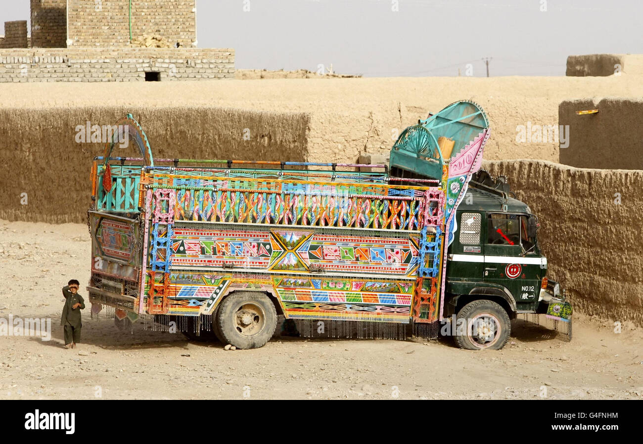 Un garçon avec un camion à Gereshk dans la province Helmand d'Afghanistan. Banque D'Images