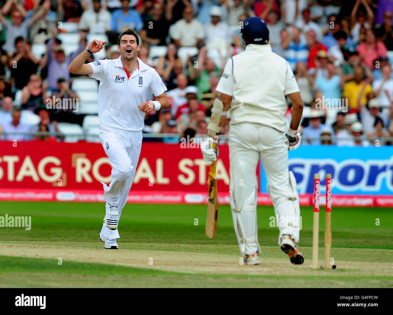 Cricket - npower second Test - quatrième jour - Angleterre / Inde - Trent Bridge.James Anderson, en Angleterre, célèbre après le bowling VVS Laxman d'Indai lors du deuxième match d'essai de npower à Trent Bridge, Nottingham. Banque D'Images