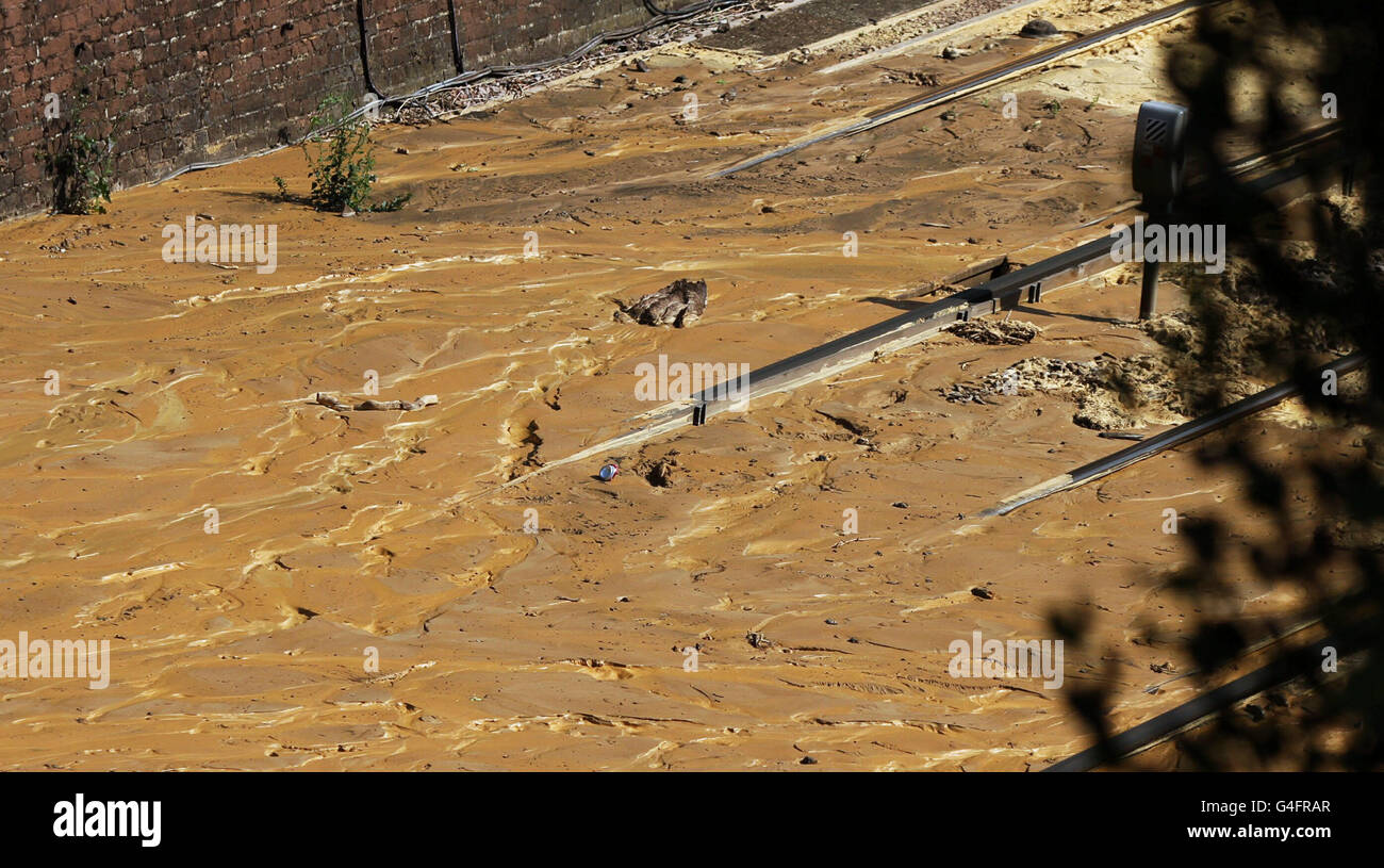 Une vue sur la scène près de la station South Croydon dans le sud-est de Londres, après une explosion de l'eau principale a inondé des voies, causant de graves perturbations. Banque D'Images