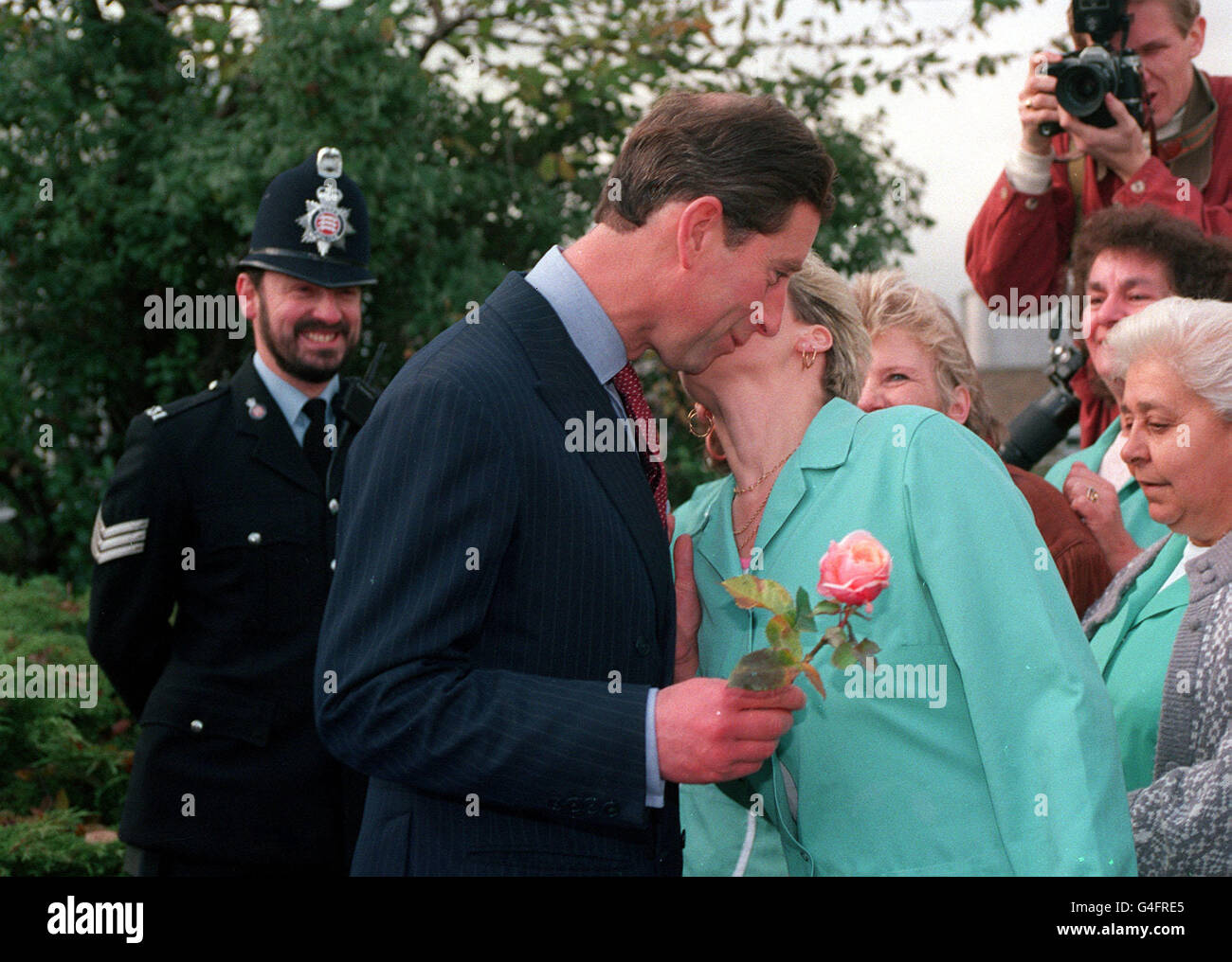 PA NEWS PHOTO 14/11/91 WARD ORDERLY LESLEY GREEN (34) DE HARLOW, ESSEX DONNE AU PRINCE CHARLES UNE ROSE POUR MARQUER SON 43E ANNIVERSAIRE APRÈS QU'IL A VISITÉ L'HÔPITAL DE LA VILLE Banque D'Images