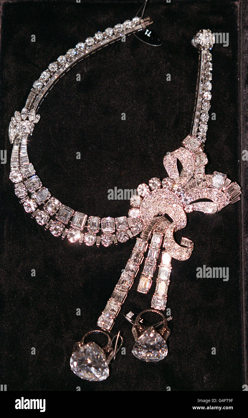 Le collier de diamants d'une valeur de 3 millions a été mis en évidence  aujourd'hui (lundi) dans une exposition unique présentant certains des plus  beaux bijoux créés ce siècle. Le collier, fabriqué