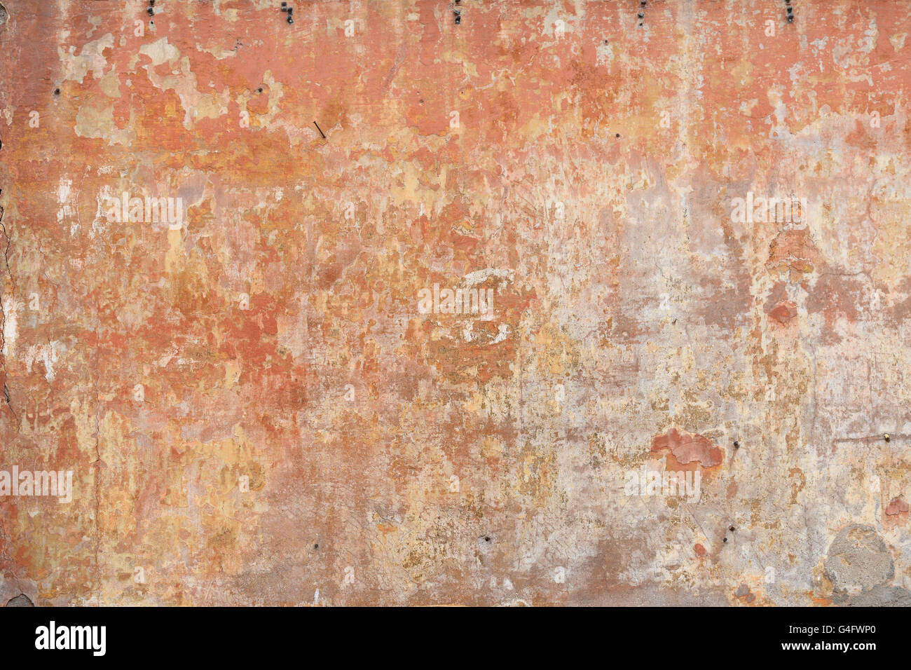 Old weathered et portés en mur en stuc et couleurs ocres de la terre d'arrière-plan Banque D'Images