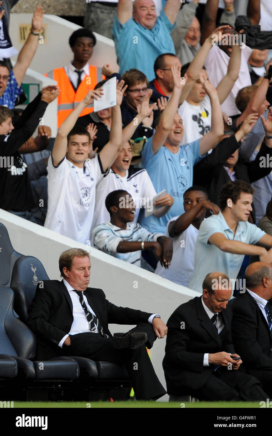 Football - pré-saison amical - Tottenham Hotspur v Athletic Club Bilbao - White Hart Lane.Harry Redknapp, directeur de Tottenham Hotspur, semble abattu sur le banc alors que les fans prennent part à une vague mexicaine Banque D'Images