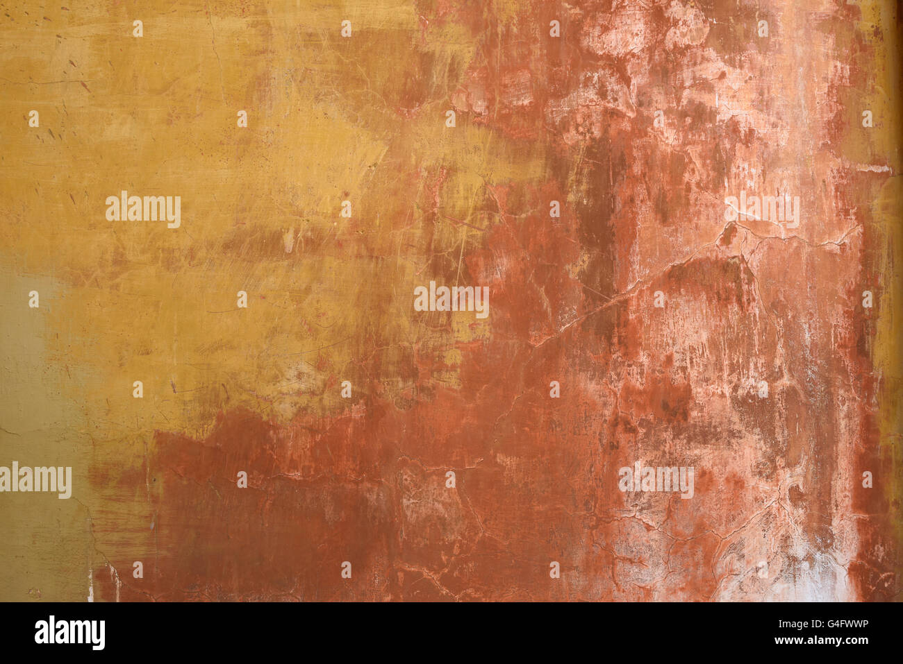 Old weathered et portés en mur en stuc et couleurs ocres de la terre d'arrière-plan Banque D'Images