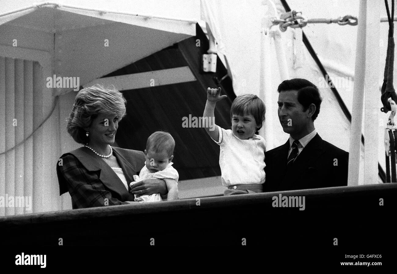 Le prince et la princesse de Galles avec leurs deux fils, le prince Harry, quittèrent le pays et le prince William embarquèrent à bord du yacht royal Britannia à Venise. Banque D'Images
