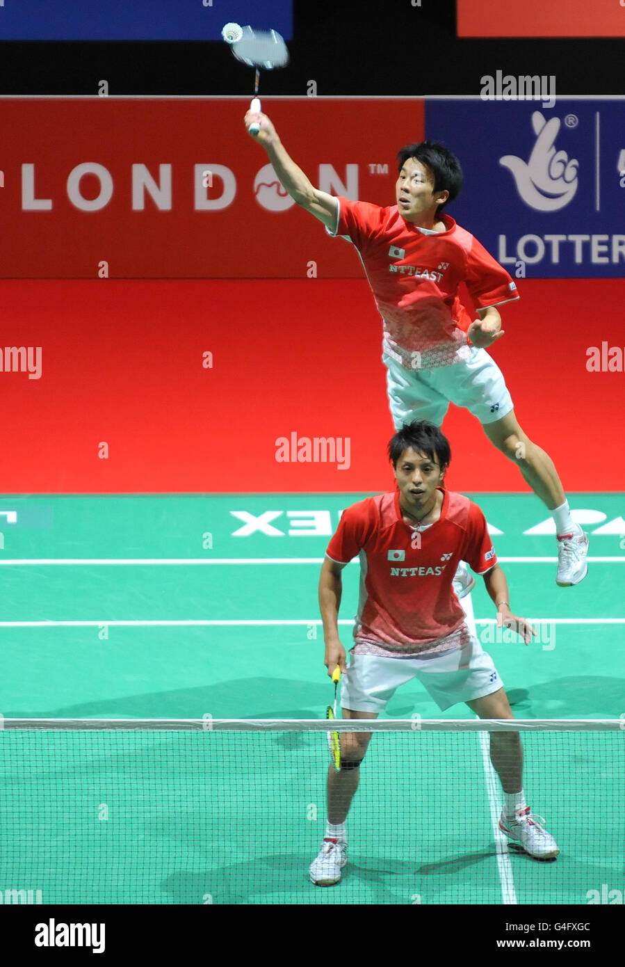 Naoki Kawamae au Japon (en haut) et Shoji Sato en action contre Yun Cai et Haifeng Fu en Chine lors des championnats du monde à Wembley Arena, Londres. Banque D'Images