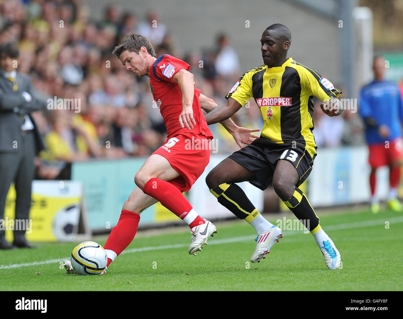 Le Cleveland Taylor (à droite) de Burton Albion et le Shane Cansdell-Sherriff de Shrewsbury Town se battent pour le ballon lors du match de la npower League Two au stade Pirelli, Burton. Banque D'Images