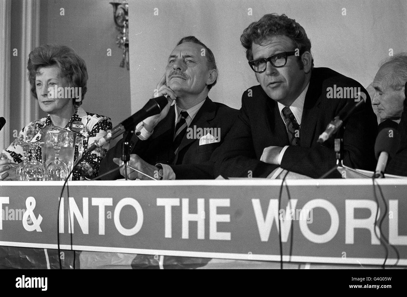 Barbara Castle et Enoch Powell à la conférence de presse de la campagne référendaire nationale anti-marché à l'hôtel Waldorf à Londres. Banque D'Images