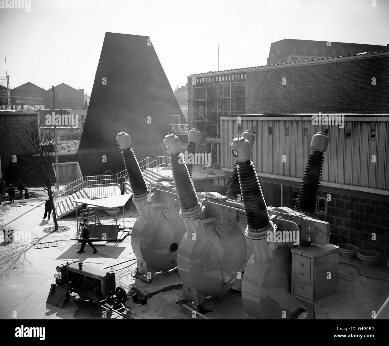 Bien qu'il ressemble à un insecte géant sans défense sur son dos, six pattes pointant vers le ciel, cet objet est correctement intitulé « Oil Bath circuit Breaker » et est représenté sur le site d'exposition du South Bank Festival.C'est l'un des mystères de la science, presque impénétrable par le profane, que les visiteurs de l'exposition verront quand le roi ouvrira officiellement le Festival le 3 mai (1951). Banque D'Images