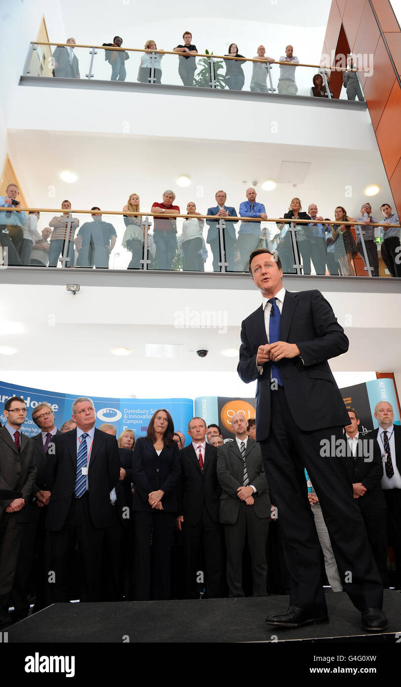 Le Premier ministre David Cameron lors d'une visite dans la zone des entreprises de science-technologie au campus de Daresbury Science and innovation. Banque D'Images