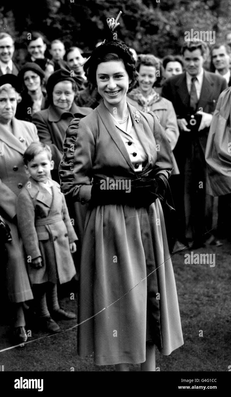 PA NEWS PHOTO 20/10/50 LA PRINCESSE MARGARET SOURIT PENDANT LES CÉRÉMONIES À BALLIOL COLLEGE LORS DE SA PREMIÈRE VISITE OFFICIELLE À L'UNIVERSITÉ D'OXFORD Banque D'Images
