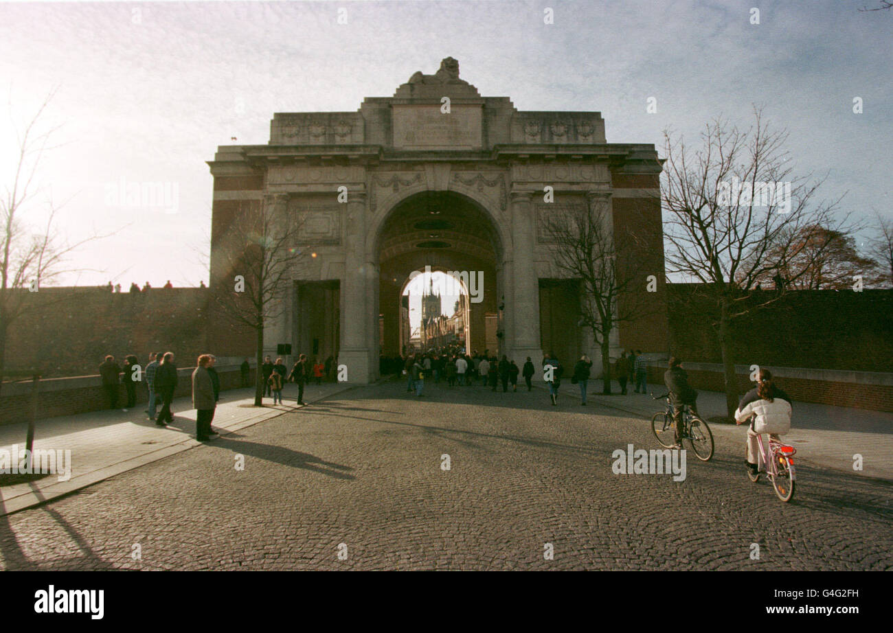 LA PORTE DE MENIN, OÙ UN SERVICE DE JOUR D'ARMISTICE MARQUANT LE 80E ANNIVERSAIRE DE LA FIN DE LA GRANDE GUERRE A EU LIEU À YPRES EN BELGIQUE. *24/07/02 la porte Menin : trois anciens combattants de la première Guerre mondiale, aujourd'hui âgés de plus de 100 ans, feront aujourd'hui, mercredi 24 juillet 2002, un voyage de retour à Ypres et aux champs de bataille de Flandre qui ont fait près de 55,000 morts. Ils prendront part à un service pour marquer le 75e anniversaire du mémorial de la porte de Menin, érigé comme un rappel des troupes qui ont défilé d'Ypres vers les tranchées, beaucoup pour être portés disparus, que l'on croit tués. Le mémorial a été consacré le 24 juillet Banque D'Images