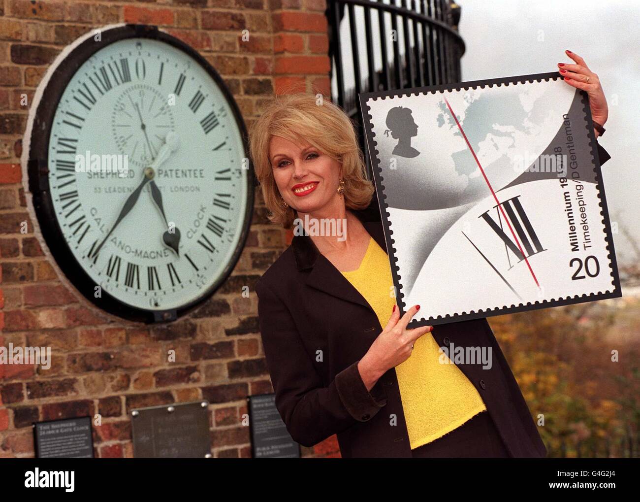L'actrice Joanna Lumley se tenant devant l'horloge de Greenwich à l'Observatoire Royal de Greenwich, à Londres aujourd'hui (jeudi) pour marquer le lancement de la Collection Millenium de Royal Mail, sa plus grande mise en service d'œuvres d'art pour un ensemble de 48 timbres du Millénaire. Quatre timbres seront lancés chaque mois en 1999 pour construire une image de l'histoire britannique au cours des 1,000 dernières années. Timbre en image partie des quatre premiers timbres émis intitulé « Inventor's Tale », montre de David Gentleman. Photo de Toby Melville/PA. Voir PA Story MILLENNIUM Stamp. Banque D'Images