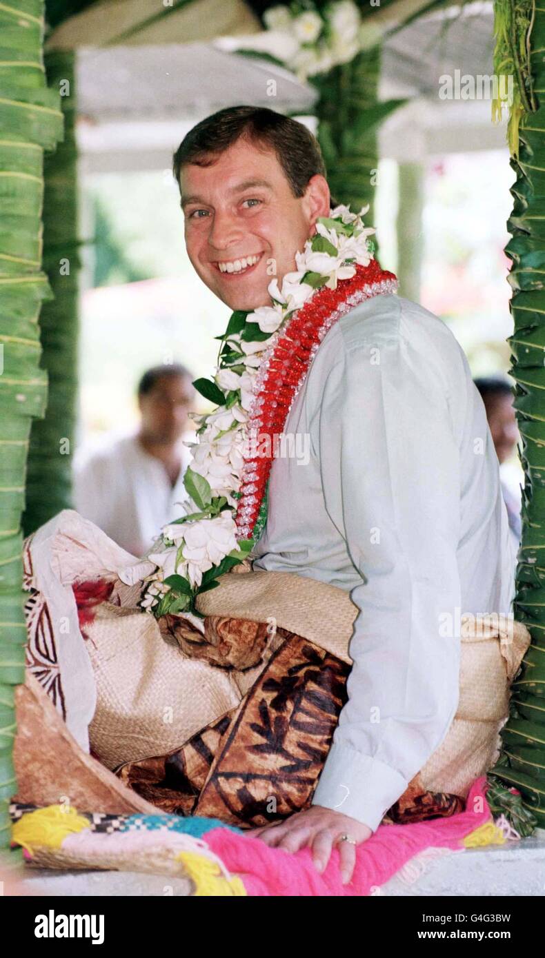 Le duc d'York se trouve à l'ombre d'une Fale (cabane en étain à parois ouvertes), avant de prendre part à une cérémonie de danse traditionnelle à Apia, la capitale des Samoa. Le duc était vêtu d'une jupe en herbe, et avec un tapis sur ses jambes comme il a été fait chef samoan aujourd'hui (jeudi). PHOTO DE JOHN STILLWELL/PA. Banque D'Images