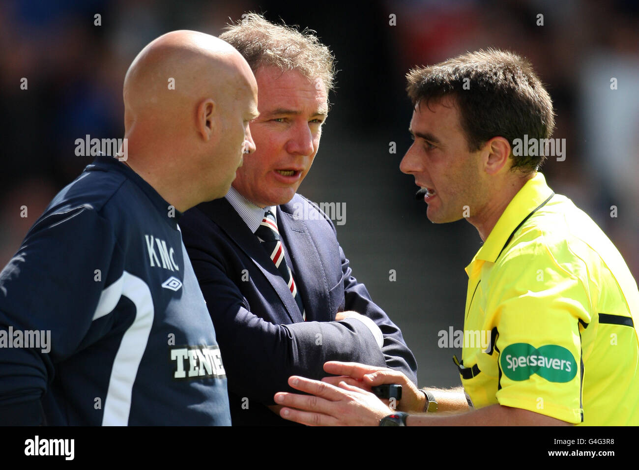 Kenny McDowall (l) des Rangers et Ally McCoist, gestionnaire, sont parlés Par arbitre Euan Norris (r) Banque D'Images