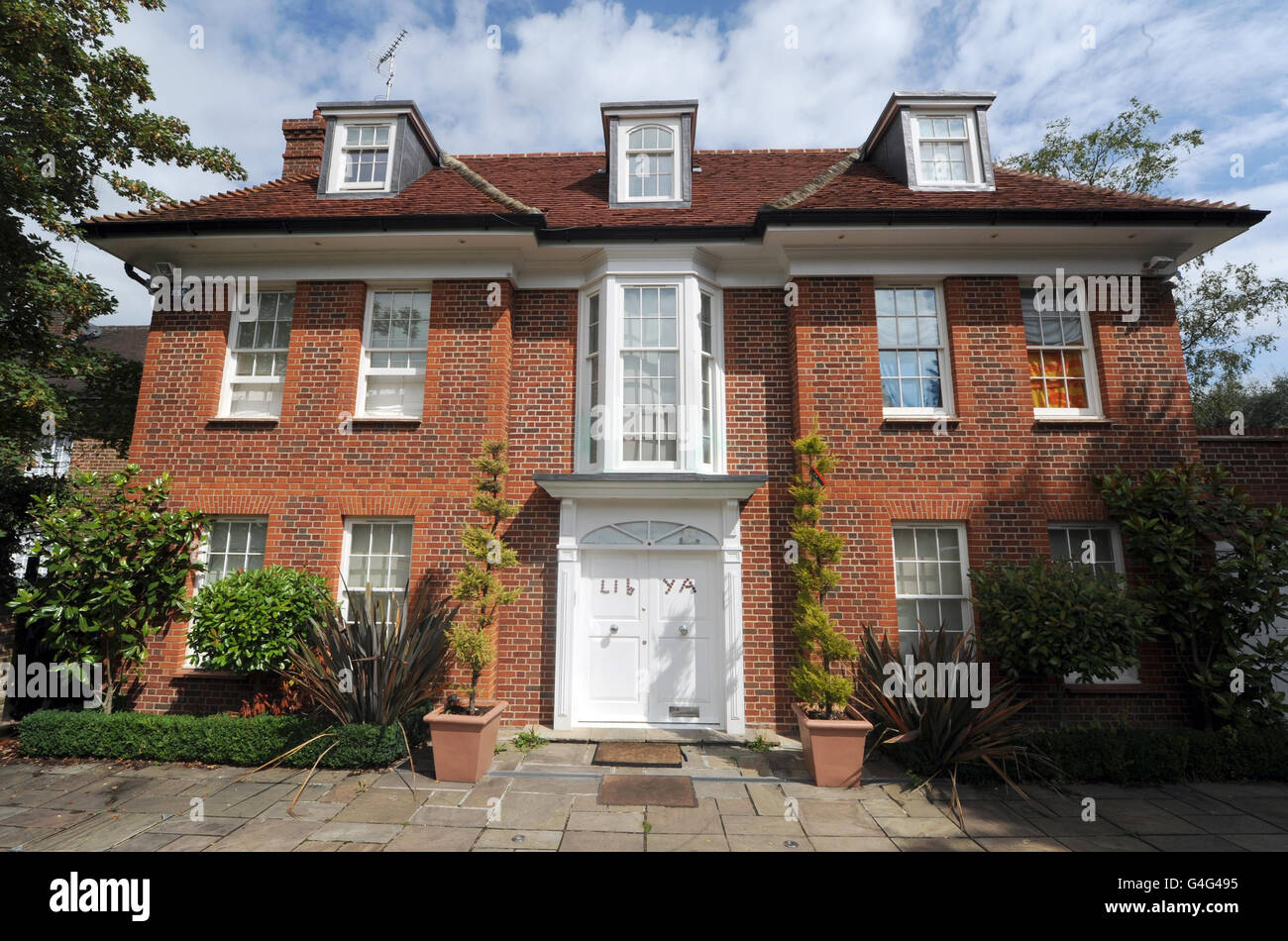 Une vue générale d'une maison que l'on pensait appartenir à Saif al-Islam Kadhafi, le deuxième fils du dictateur libyen, le colonel Kadhafi, qui a été pris en charge par les squatters en mars dans la banlieue de Hampstead Garden, dans le nord de Londres. Banque D'Images