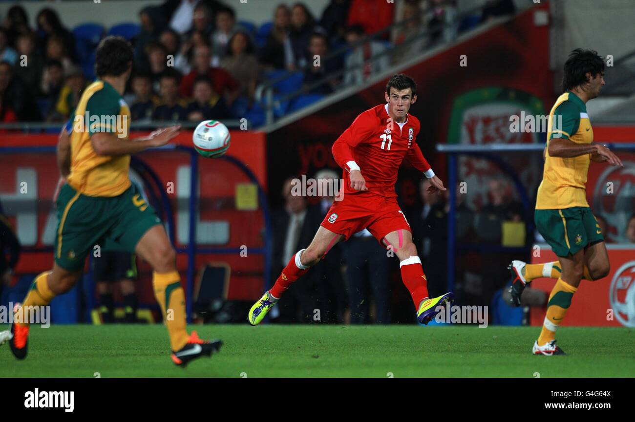 Football - International friendly - pays de Galles v Australie - Cardiff City Stadium. Gareth Bale du pays de Galles tente de franchir la balle Banque D'Images