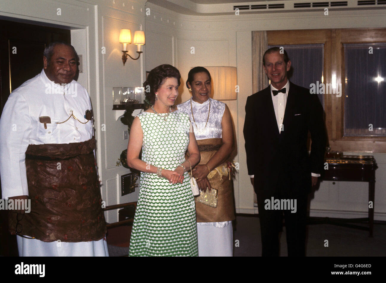 La reine Elizabeth II et le duc d'Édimbourg avec le roi Taufa'ahau Tupou IV et la reine Halaevalu Mata'abo des Tonga lorsqu'ils ont donné un dîner à bord du yacht royal Britannia. Banque D'Images