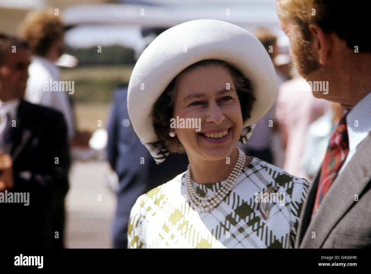 La reine Elizabeth II à l'aéroport de Rotorua, en Nouvelle-Zélande, lors de sa visite du Jubilé d'argent. Banque D'Images