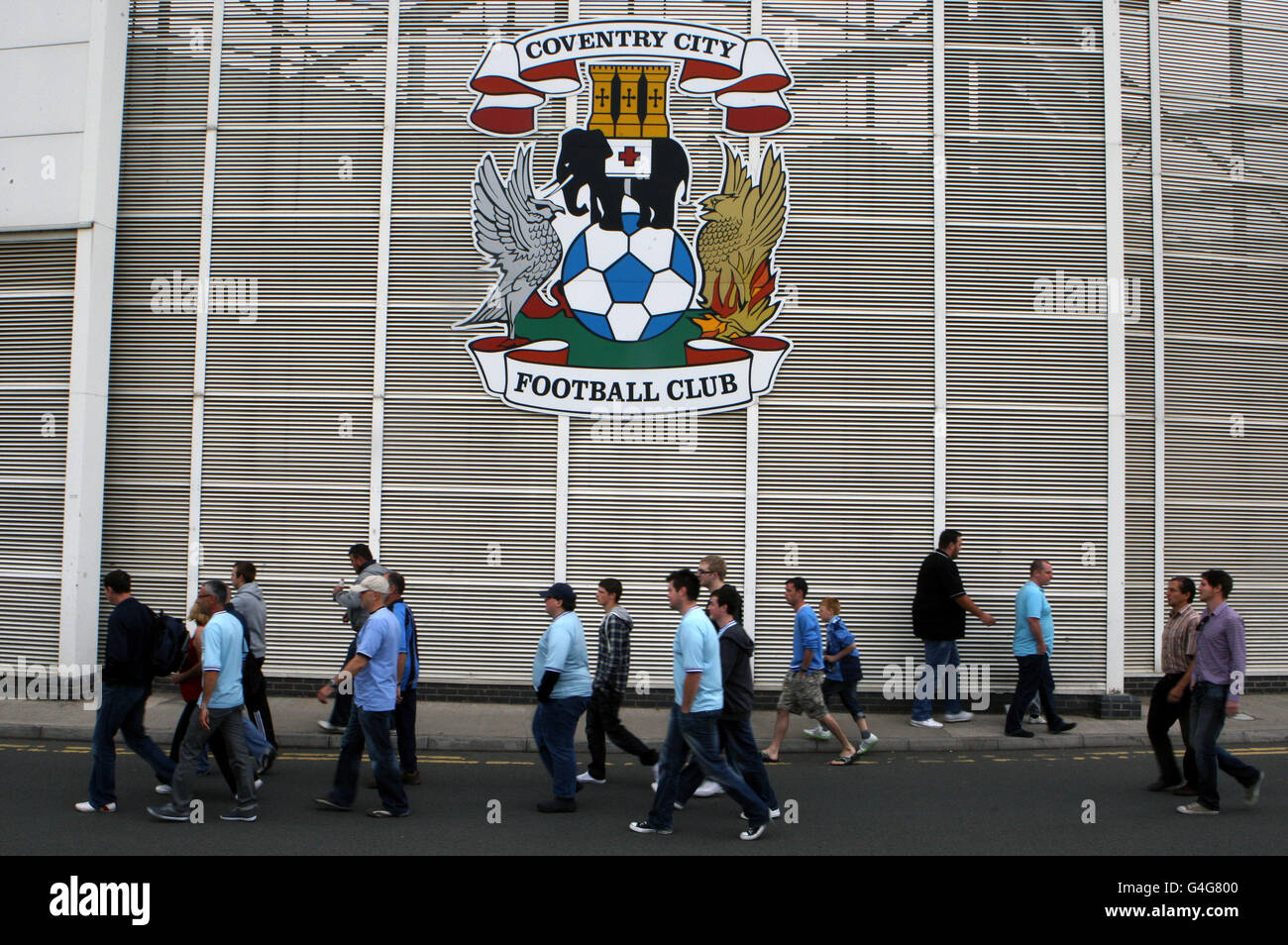 Football - championnat de npower football League - Coventry City / Leicester City - Ricoh Arena. Coventry City fans à l'extérieur du sol Banque D'Images