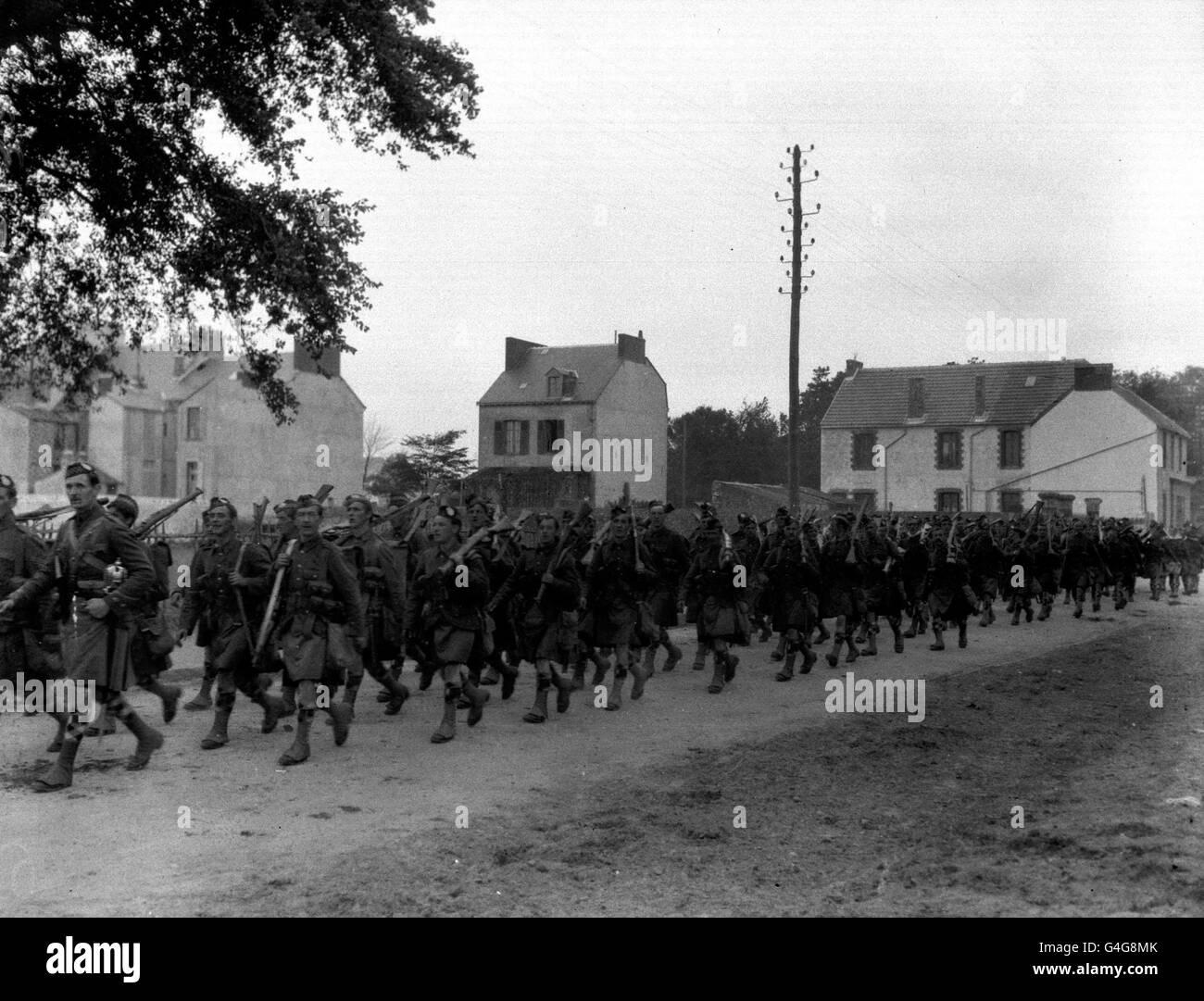 1916 : soldats britanniques d'un régiment écossais des Highlands lors de la marche dans le nord de la France pendant la première Guerre mondiale. L'officier à la tête de la colonne porte son épée de claymore. Photo de la collection PA de la première Guerre mondiale. Banque D'Images