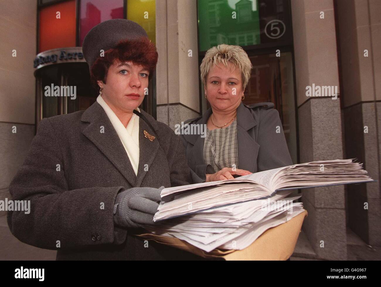 Anne-Marie Davis, fille du tueur Fred West (à gauche) et Belinda Mott, sœur de la victime du meurtre Juanita Mott à l'extérieur du quartier général de Channel 5 à Londres aujourd'hui (lundi 16 novembre 1998). Les femmes étaient là pour présenter à la compagnie de télévision une pétition signée en 5,000 pour protester contre les plans d'une série télévisée sur le meurtrier de masse Fred West. Photo de Fiona Hanson/PA. Voir PA Story MEDIA West. Banque D'Images