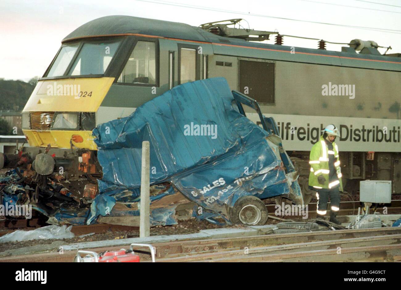 La scène à Slateford à Édimbourg au début d'aujourd'hui lundi 16 novembre 1998, où le couleur de Londres à Inverness s'est écrasé dans deux fourgonnettes abandonnées sur le tronçon de la ligne de chemin de fer près d'Édimbourg.Le dormeur transportait 140 passagers lorsqu'il s'est écrasé, mais personne n'a été blessé la police a déclaré photo par Tony J Haresign.Voir l'histoire des PA Banque D'Images