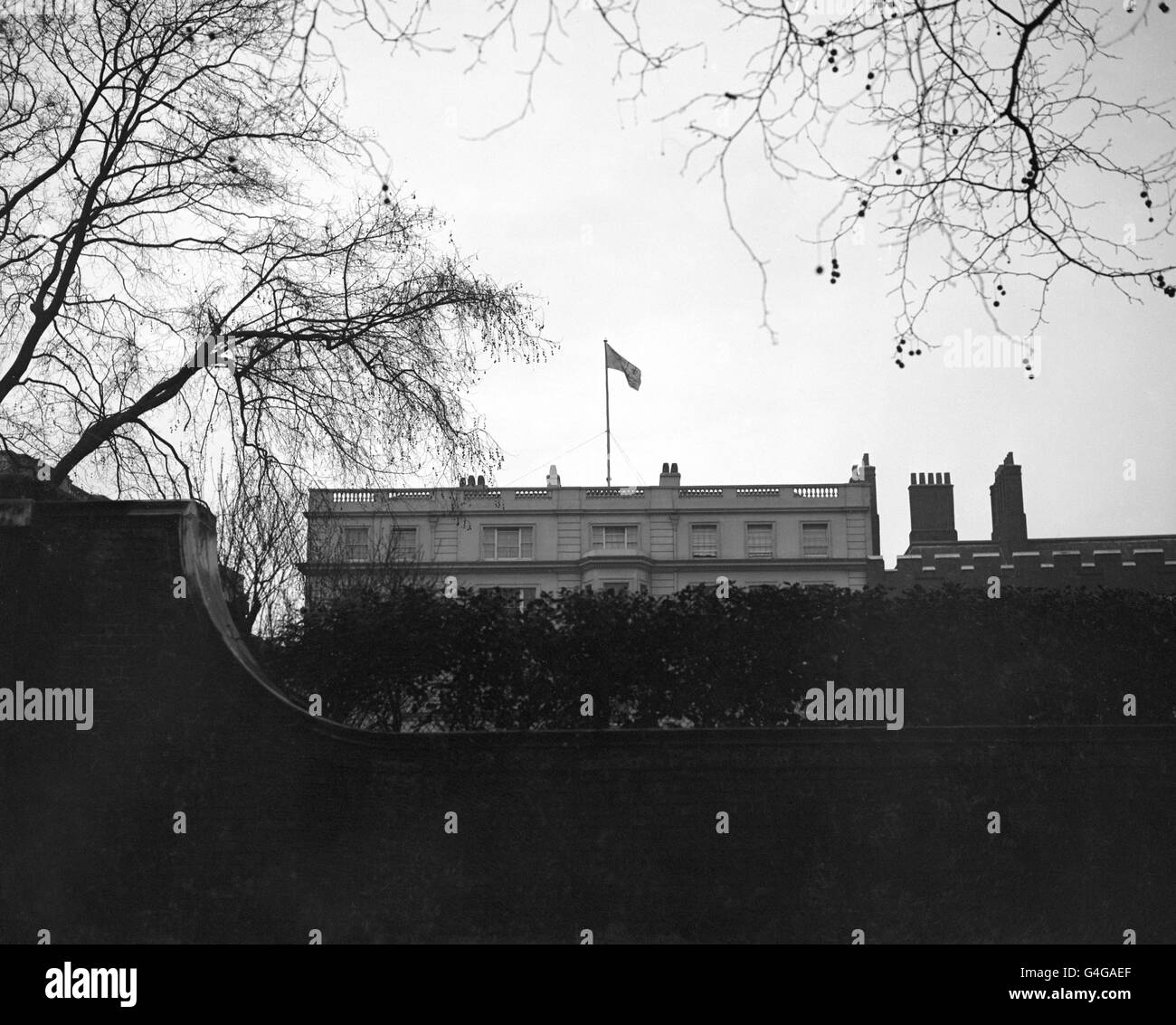 La norme du souverain survolante Clarence House pour la première fois après le retour de la nouvelle reine Elizabeth II et de son mari, le duc d'Édimbourg. Le couple royal venait de rentrer du Kenya après la mort du roi George VI Banque D'Images