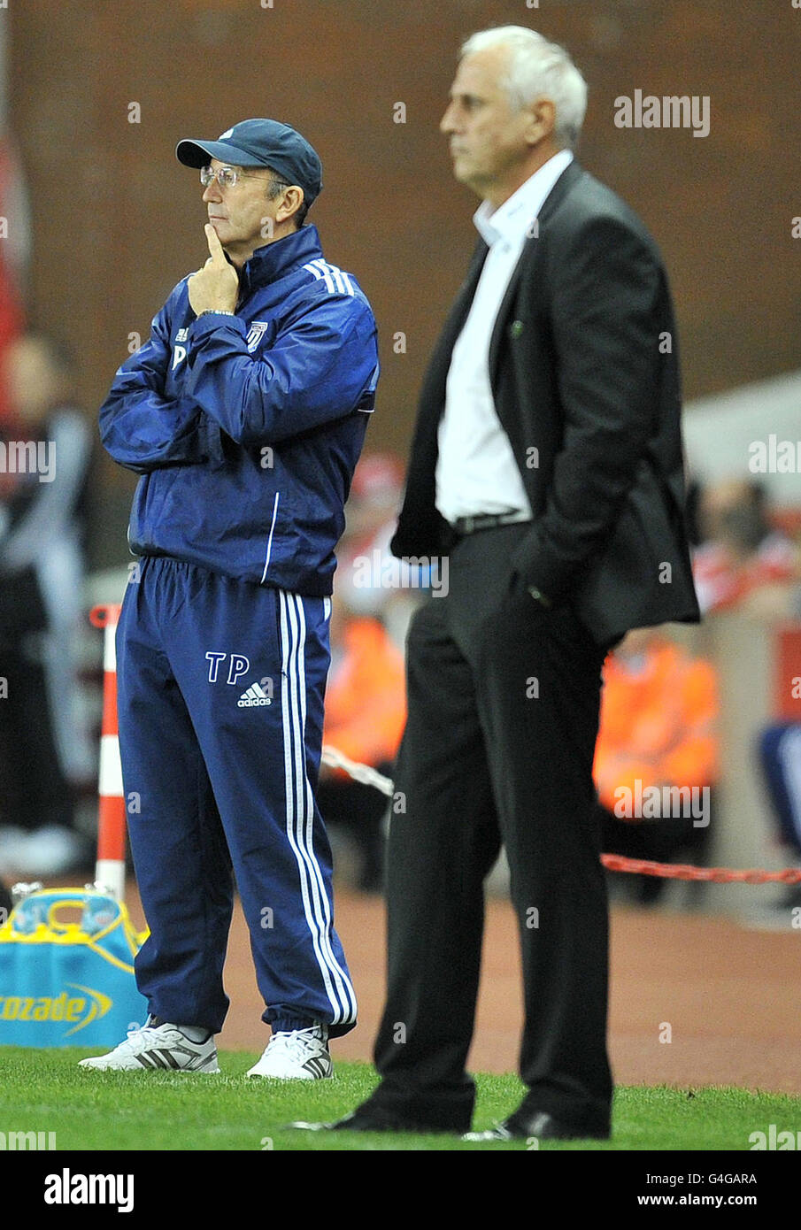 Tony Pulis, directeur de la ville de Stoke (à gauche), observe l'action depuis la ligne de contact lors de l'UEFA Europa League, Play offs, second Leg Match au stade Britannia, Stoke. APPUYEZ SUR ASSOCIATION photo. Date de la photo: Jeudi 25 août 2011. Voir PA Story FOOTBALL Stoke. Le crédit photo devrait se lire: Martin Rickett/PA Wire Banque D'Images