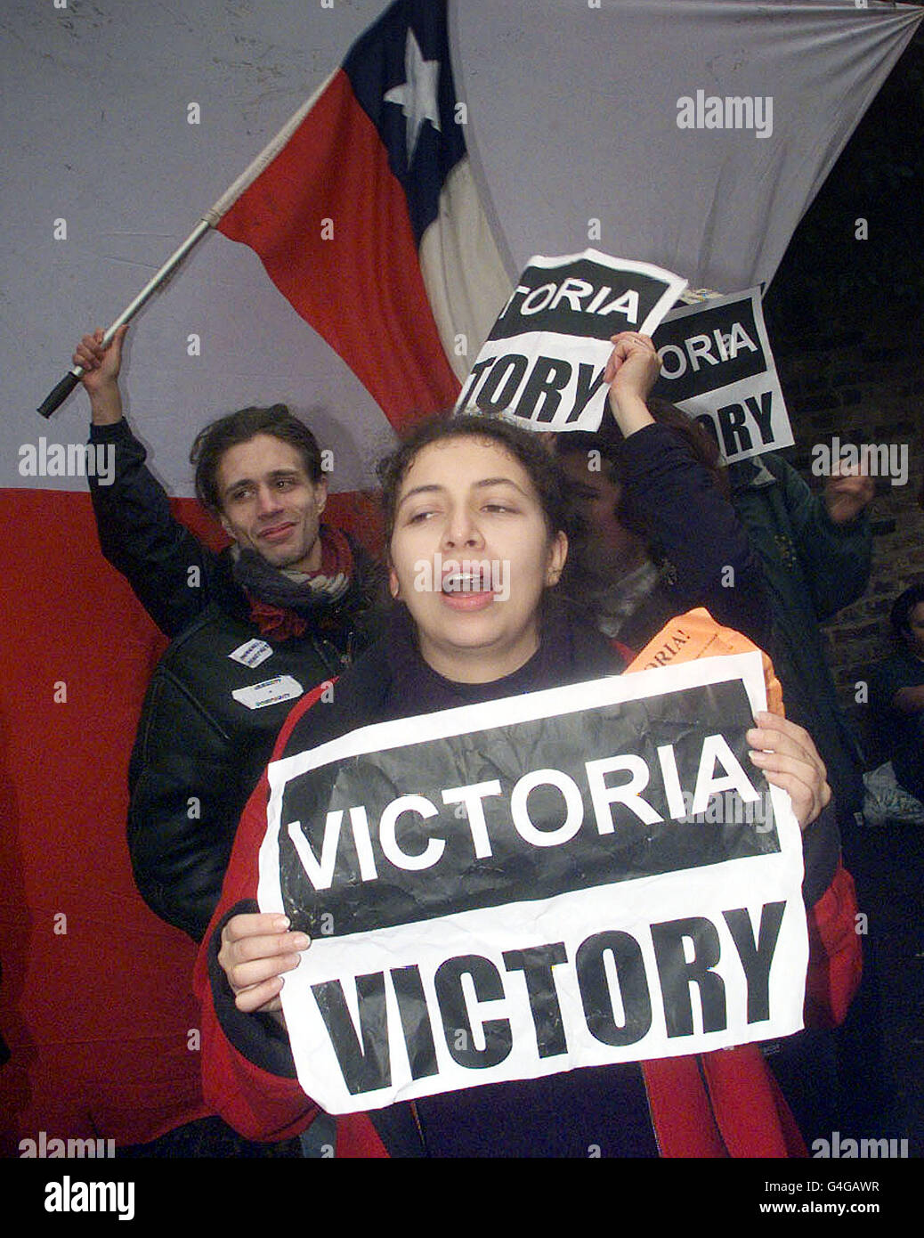 Des manifestants célèbrent devant la clinique du nord de Londres où l'ancien général de dictateur chilien Augusto Pinochet reste, après avoir entendu les nouvelles que les Lords du droit ont statué mercredi 25 novembre 1998 qu'il n'était pas immunisé contre l'arrestation. Il doit maintenant rester en Grande-Bretagne pour faire face à une éventuelle extradition vers l'Espagne sur des accusations de meurtre, de torture et de génocide. Voir PA Story COURTS Pinochet. Photo PA : Steffan Rousseau ** EDI ** Banque D'Images