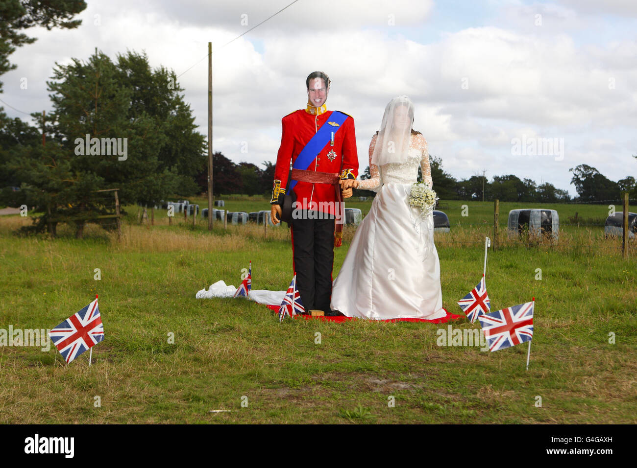 Le mariage du prince William à Katherine Middleton, aujourd'hui duc et duchesse de Cambridge, est recréé dans un champ du festival de Bisterne Scarecrow, près de Ringwood, dans le Hampshire. Banque D'Images