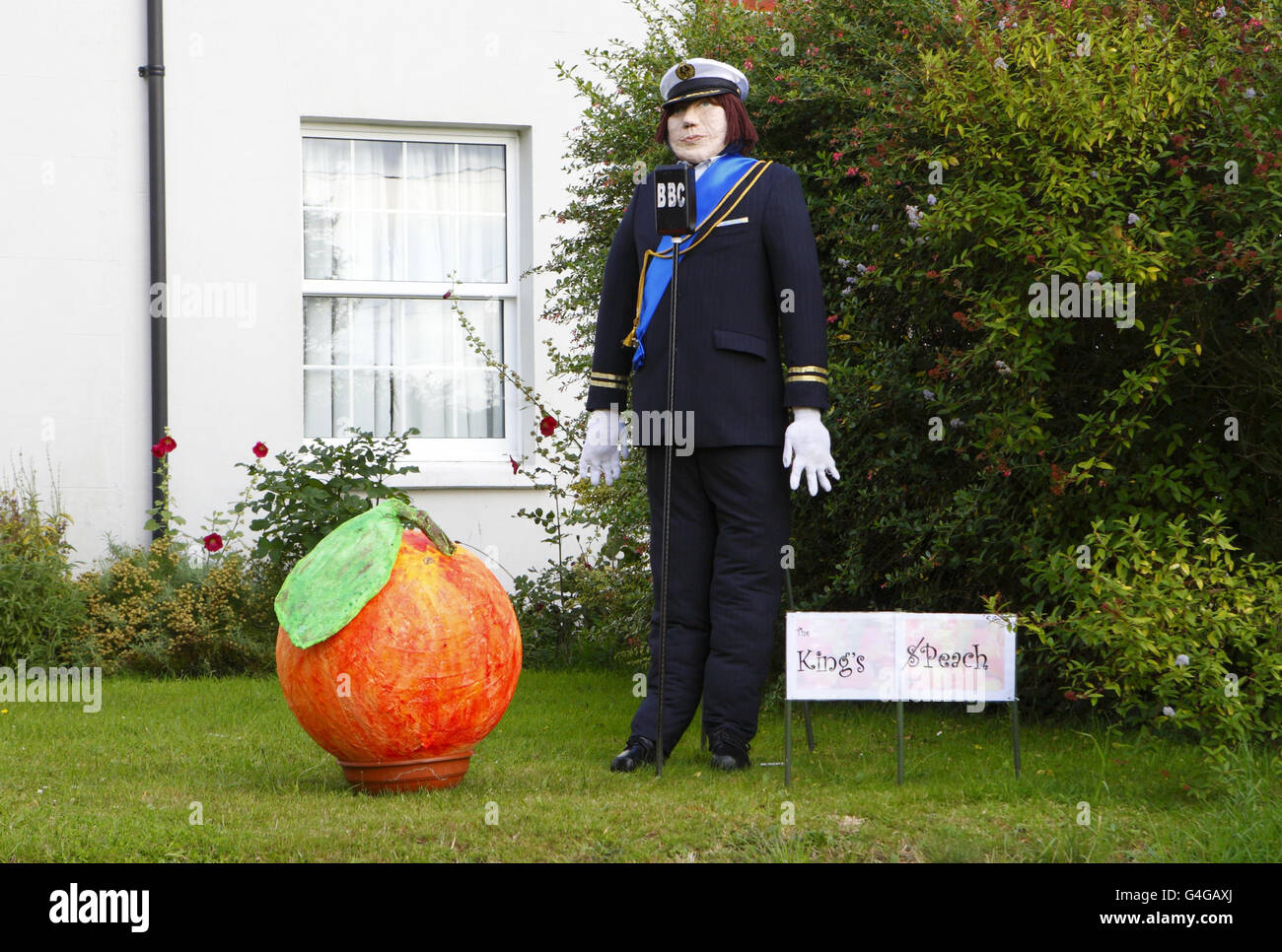 George VI est recréé dans le King's Peach au Bisterne Scarecrow Festival près de Ringwood, Hampshire. Banque D'Images