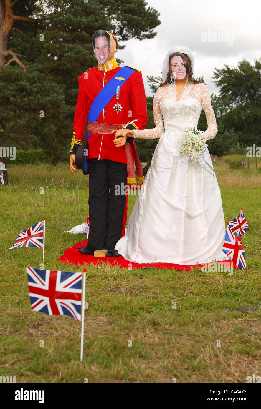 Le mariage du prince William à Katherine Middleton, aujourd'hui duc et duchesse de Cambridge, est recréé dans un champ du festival de Bisterne Scarecrow, près de Ringwood, dans le Hampshire. Banque D'Images